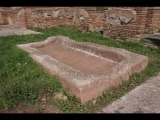 08479 ostia - regio v - insula iii - caseggiato dei lottatori (v,iii,1) (haus der ringer) - perystilium - wasserbecken - bli ri nordosten.jpg